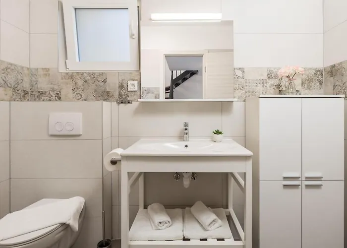 2 Bedroom Beautiful Home In Kraljevica